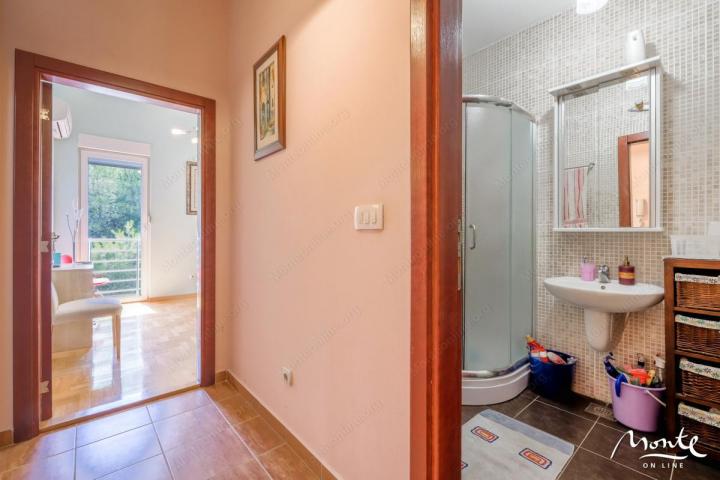 Penthouse sa 2 spavaće sobe na 1. liniji mora u blizini Porto Novog, Kumbor