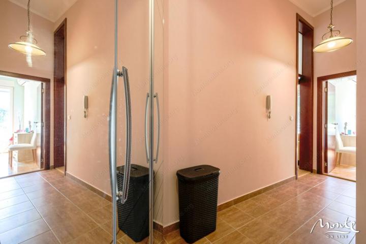 Penthouse sa 2 spavaće sobe na 1. liniji mora u blizini Porto Novog, Kumbor