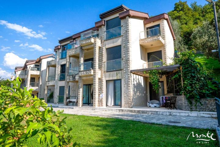 Apartman sa 2 spavaće sobe, privatnim dvorištem i panoramskim pogledom