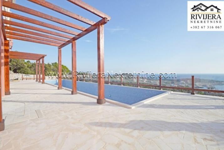 Newly built house with sea view in Lustica