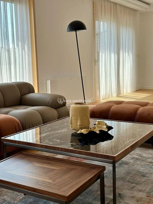 Izdavanje-Petosoban penthouse sa terasom od 85m2, 2 garazna mesta