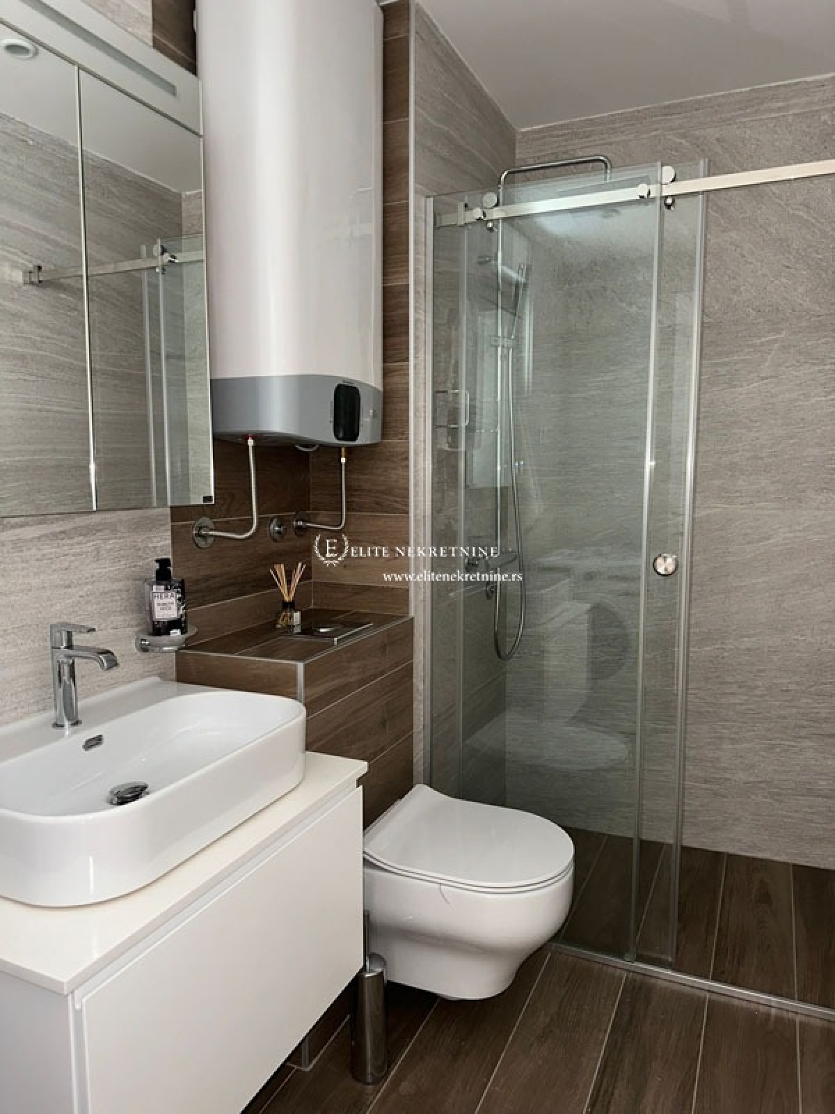 Izdavanje-Penthouse Vracar, terasa 85m2, 2 garazna mesta