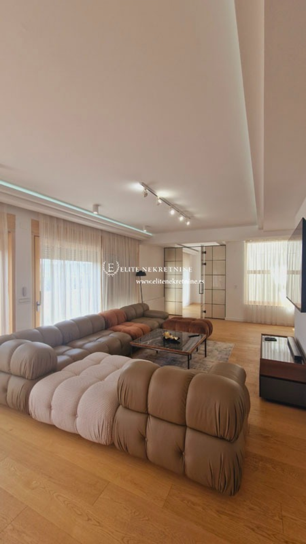 Izdavanje-Penthouse Vracar, terasa 85m2, 2 garazna mesta