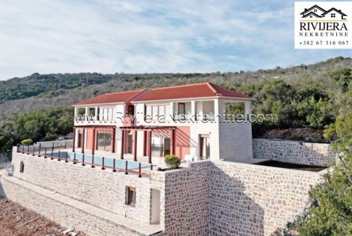 Newly built house with sea view in Lustica