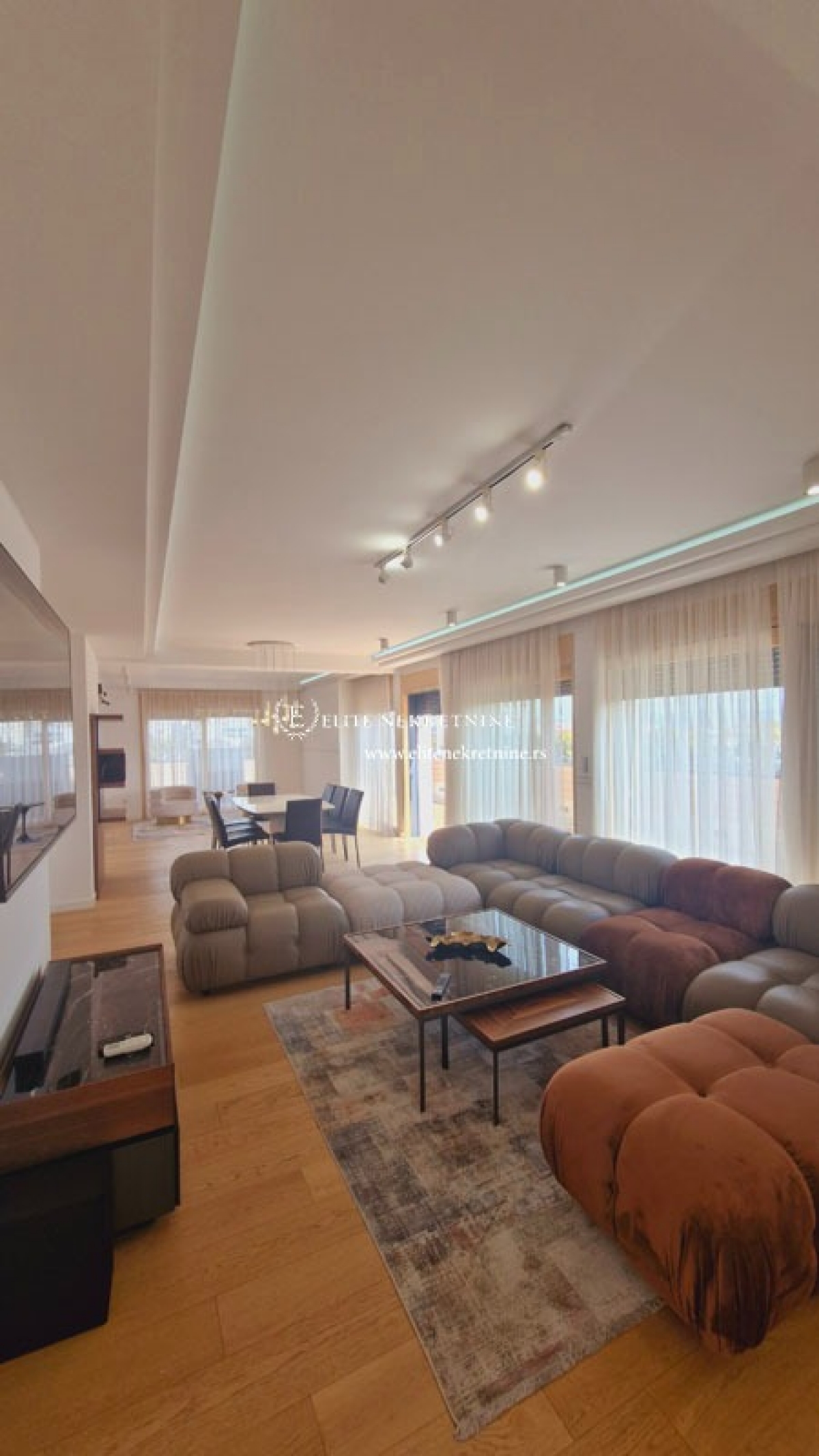 Izdavanje-Penthouse Vracar, terasa 85m2, 2 garazna mesta