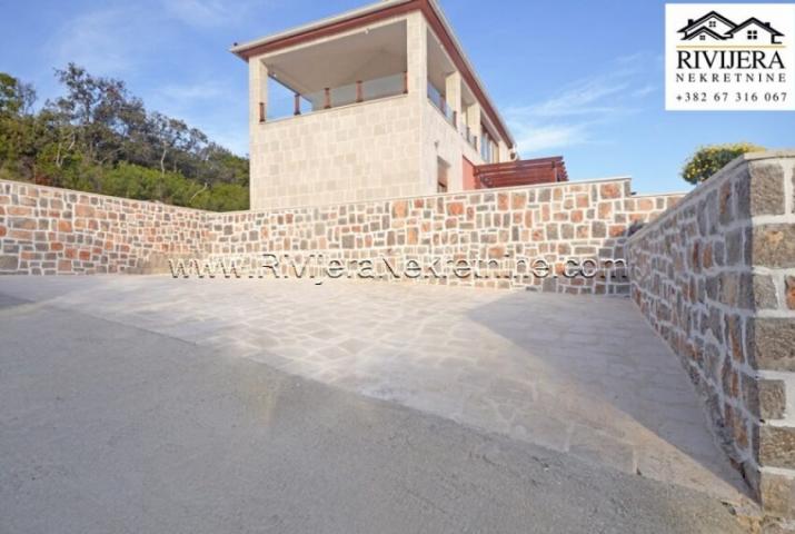 Newly built house with sea view in Lustica