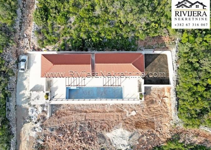 Newly built house with sea view in Lustica