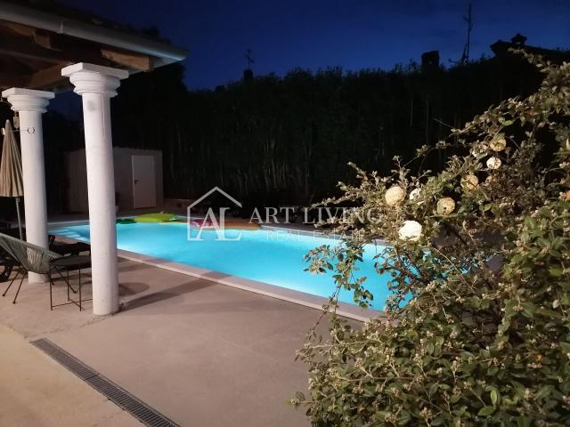 Porec-surroundings, Detached spacious house 320 m2, with pool