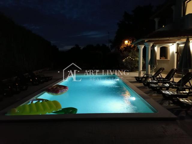 Porec-surroundings, Detached spacious house 320 m2, with pool