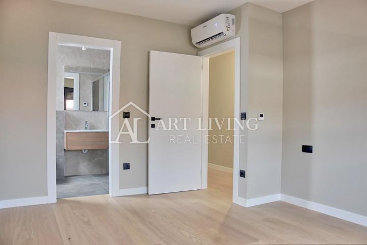 Poreč, Luksuzan penthouse u novogradnji 500 m od mora