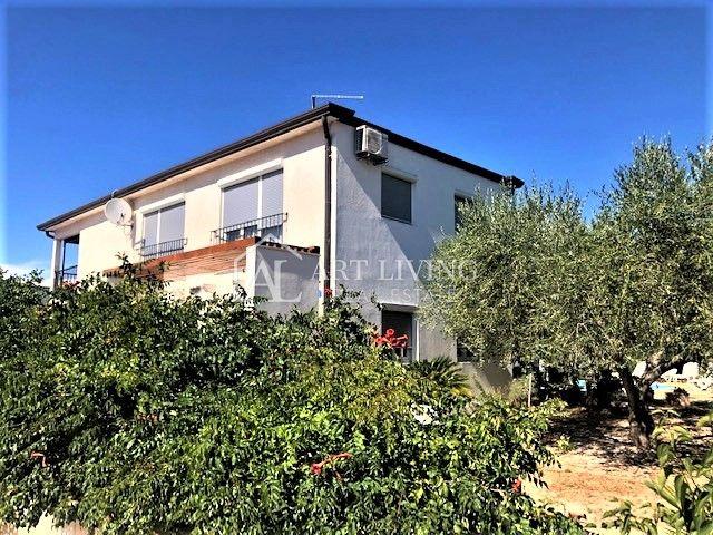 Umag - okolica, apartmanska vila s bazenom na TOP lokaciji  200 m od mora