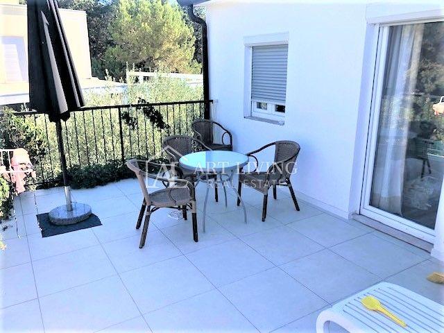 Umag - okolica, apartmanska vila s bazenom na TOP lokaciji  200 m od mora