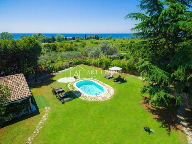 Umag-surroundings, villa with swimming pool on a plot of 1600 m2