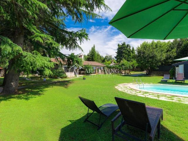 Umag-surroundings, villa with swimming pool on a plot of 1600 m2