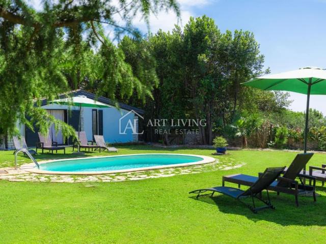 Umag-surroundings, villa with swimming pool on a plot of 1600 m2