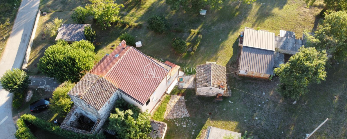 Umag-surroundings, autochthonous Istrian house for adaptation