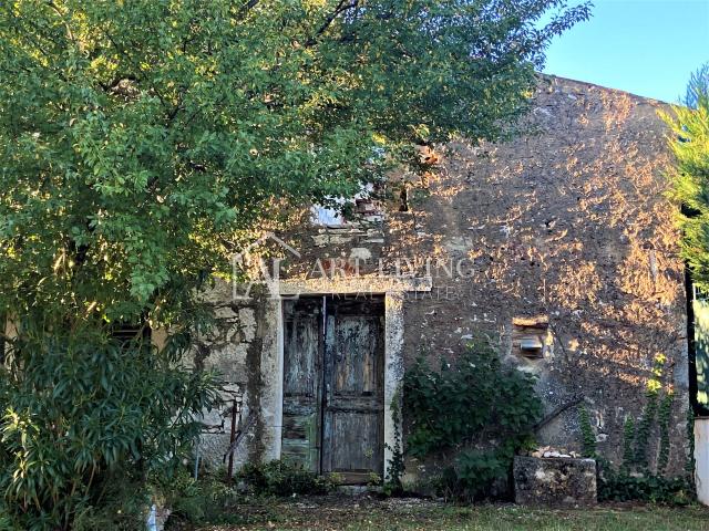 Umag-surroundings, autochthonous Istrian house for adaptation