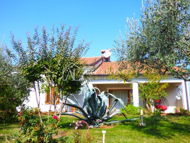 Umag-Umgebung, Hochhaus mit großem Garten von 2.150 m2