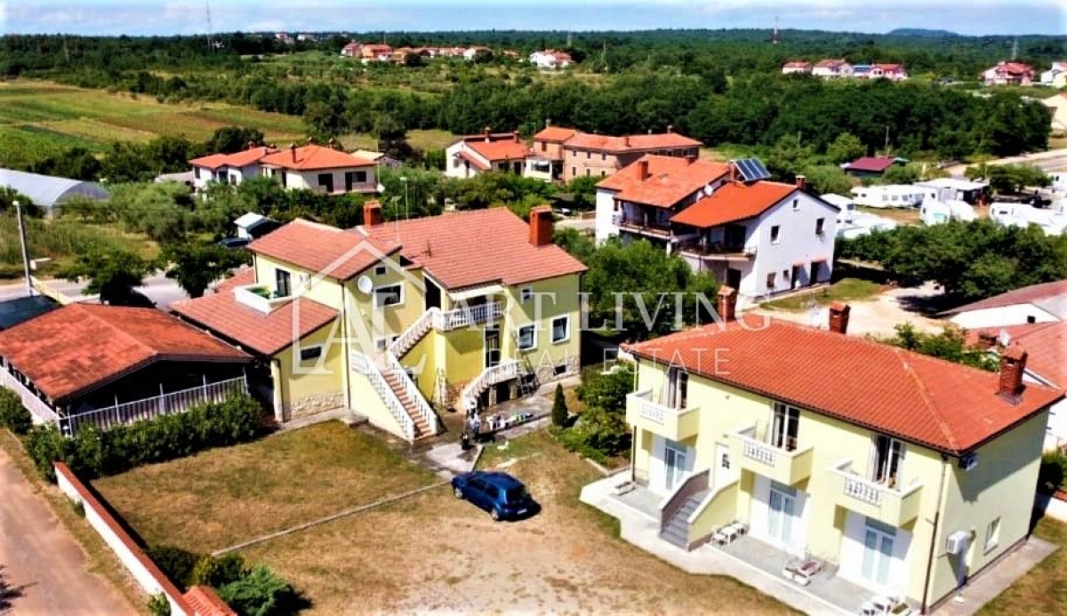 Umag-Umgebung, Geschäftshaus und Apartmenthaus in der Nähe der Stadt