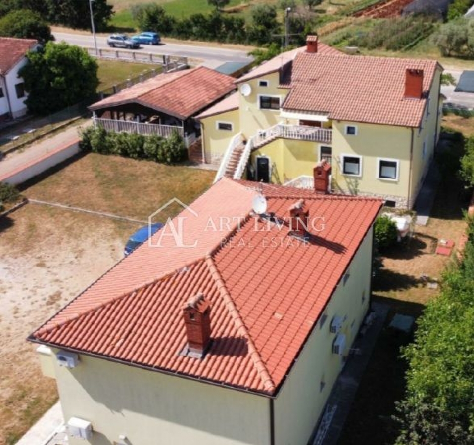 Umag-Umgebung, Geschäftshaus und Apartmenthaus in der Nähe der Stadt