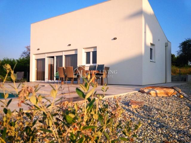 Istria-Novigrad, surroundings, Modern one-story house with swimming pool on a plot of 1,270 m2