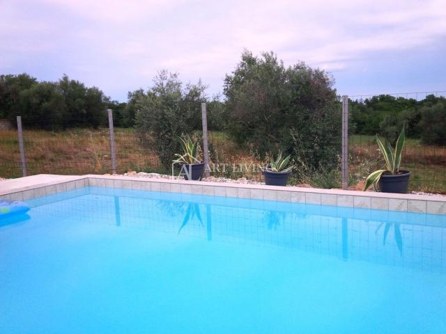 Istria-Novigrad, surroundings, Modern one-story house with swimming pool on a plot of 1,270 m2