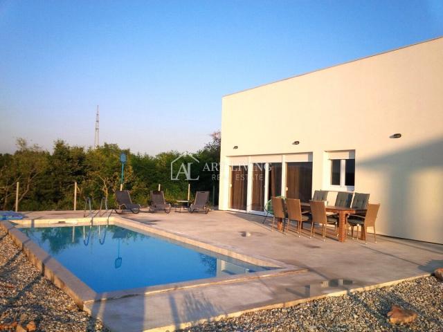 Istria-Novigrad, surroundings, Modern one-story house with swimming pool on a plot of 1,270 m2