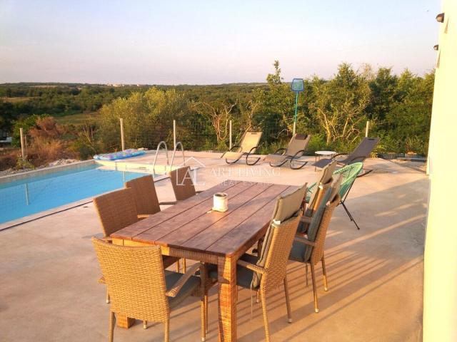 Istria-Novigrad, surroundings, Modern one-story house with swimming pool on a plot of 1,270 m2