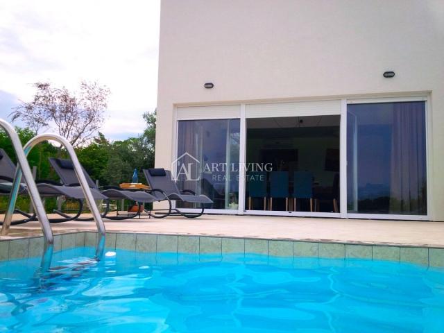 Istria-Novigrad, surroundings, Modern one-story house with swimming pool on a plot of 1,270 m2