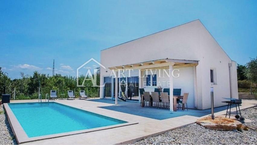 Istria-Novigrad, surroundings, Modern one-story house with swimming pool on a plot of 1,270 m2