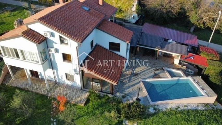 Umag-surroundings, spacious detached house with swimming pool