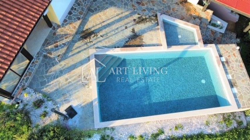 Umag-surroundings, spacious detached house with swimming pool