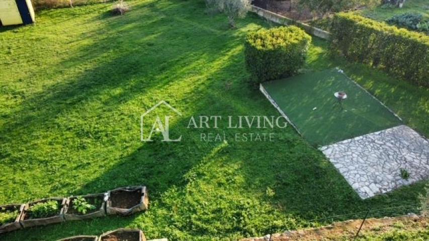 Umag-surroundings, spacious detached house with swimming pool