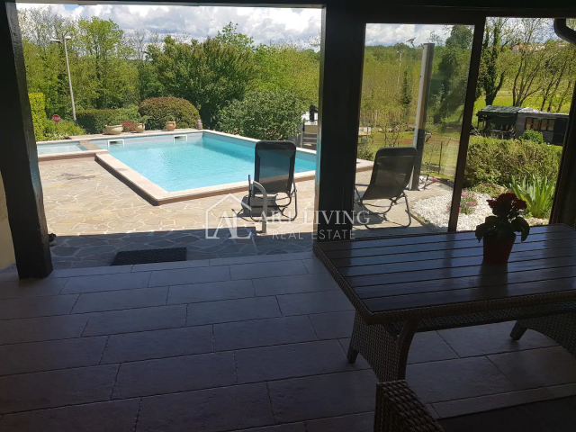 Umag-surroundings, spacious detached house with swimming pool