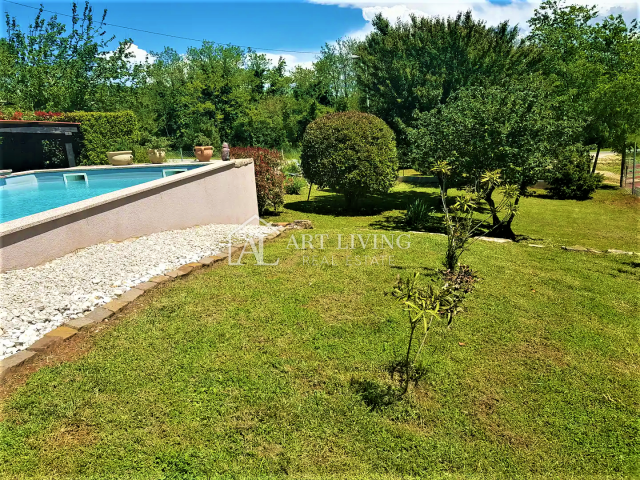 Umag-surroundings, spacious detached house with swimming pool