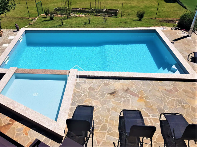 Umag-surroundings, spacious detached house with swimming pool