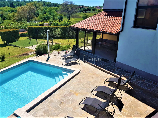 Umag-surroundings, spacious detached house with swimming pool