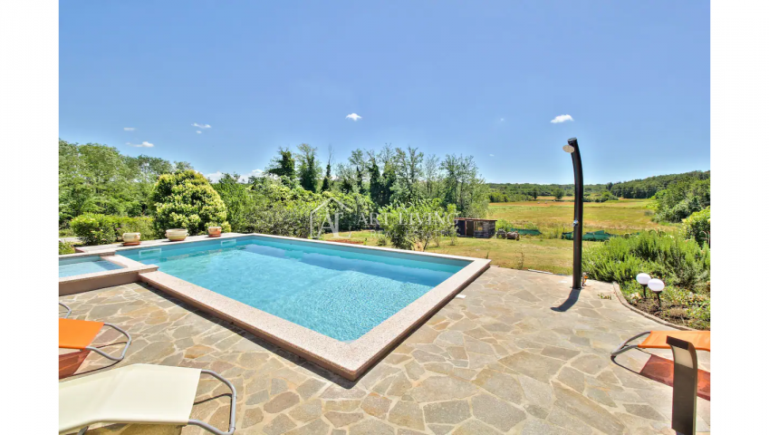 Umag-surroundings, spacious detached house with swimming pool