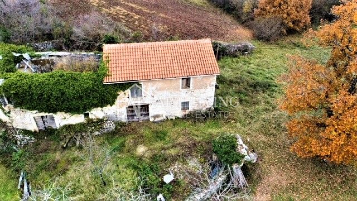 Oprtalj, autochthones istrisches Haus mit Baugrundstück