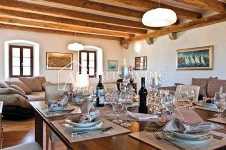 Poreć-surroundings, a beautiful estate with two autochthonous Istrian villas with a swimming pool on