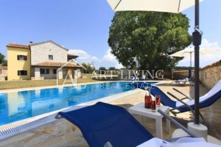 Poreć-surroundings, a beautiful estate with two autochthonous Istrian villas with a swimming pool on