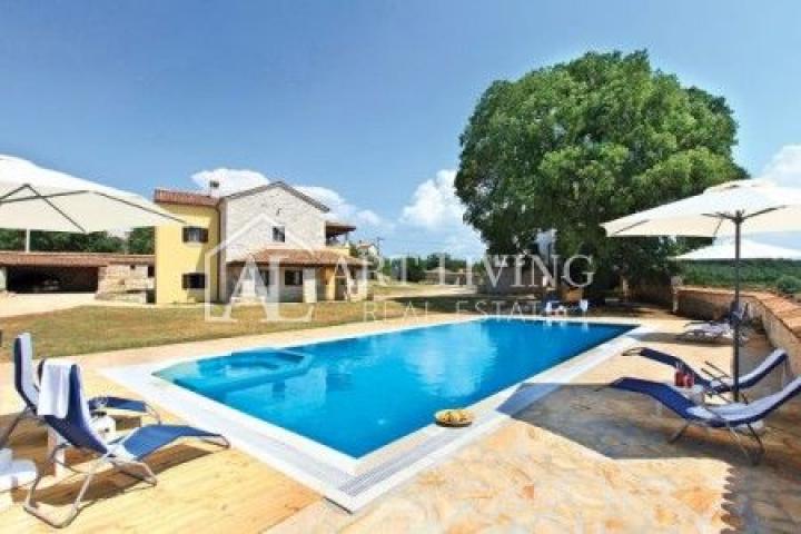 Poreć-surroundings, a beautiful estate with two autochthonous Istrian villas with a swimming pool on