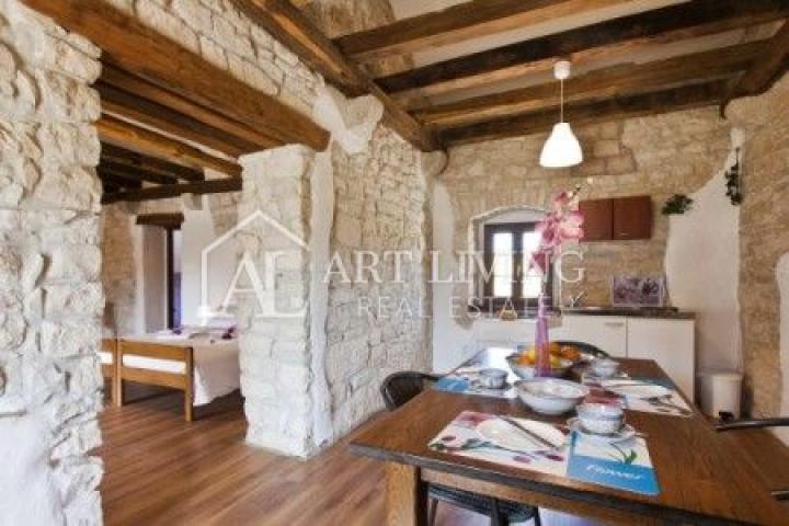 Poreć-surroundings, a beautiful estate with two autochthonous Istrian villas with a swimming pool on