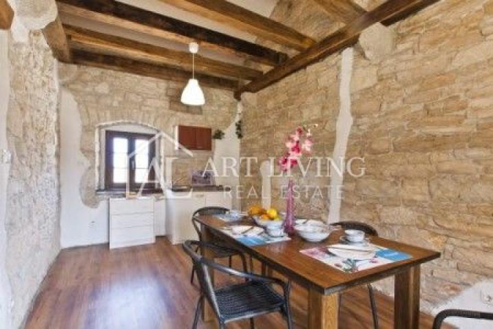 Poreć-surroundings, a beautiful estate with two autochthonous Istrian villas with a swimming pool on