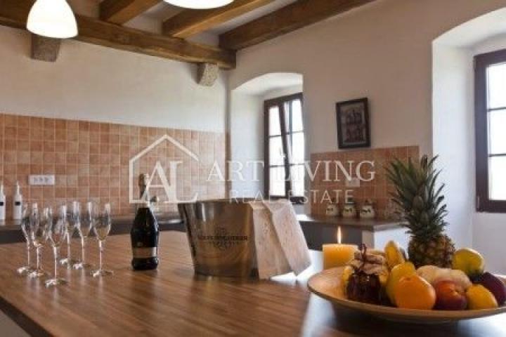 Poreć-surroundings, a beautiful estate with two autochthonous Istrian villas with a swimming pool on