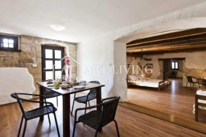 Poreć-surroundings, a beautiful estate with two autochthonous Istrian villas with a swimming pool on