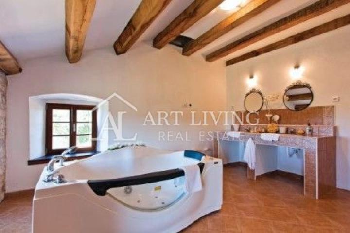 Poreć-surroundings, a beautiful estate with two autochthonous Istrian villas with a swimming pool on