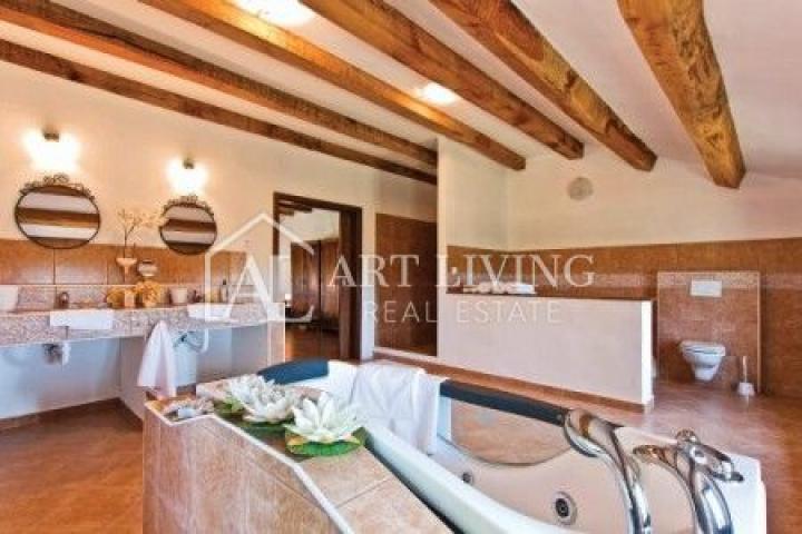 Poreć-surroundings, a beautiful estate with two autochthonous Istrian villas with a swimming pool on