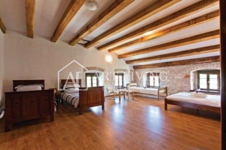 Poreć-surroundings, a beautiful estate with two autochthonous Istrian villas with a swimming pool on