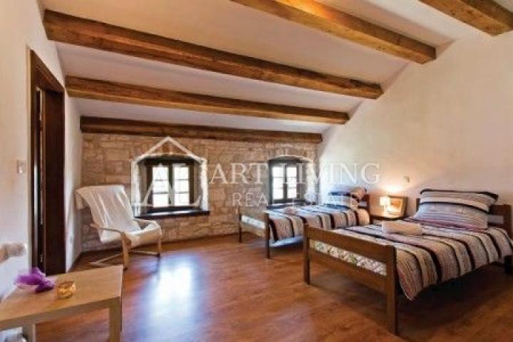 Poreć-surroundings, a beautiful estate with two autochthonous Istrian villas with a swimming pool on